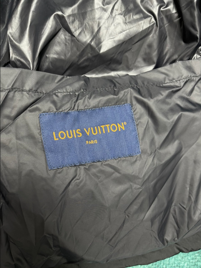 LOUIS VUITTON BLACK COAT – LVC043