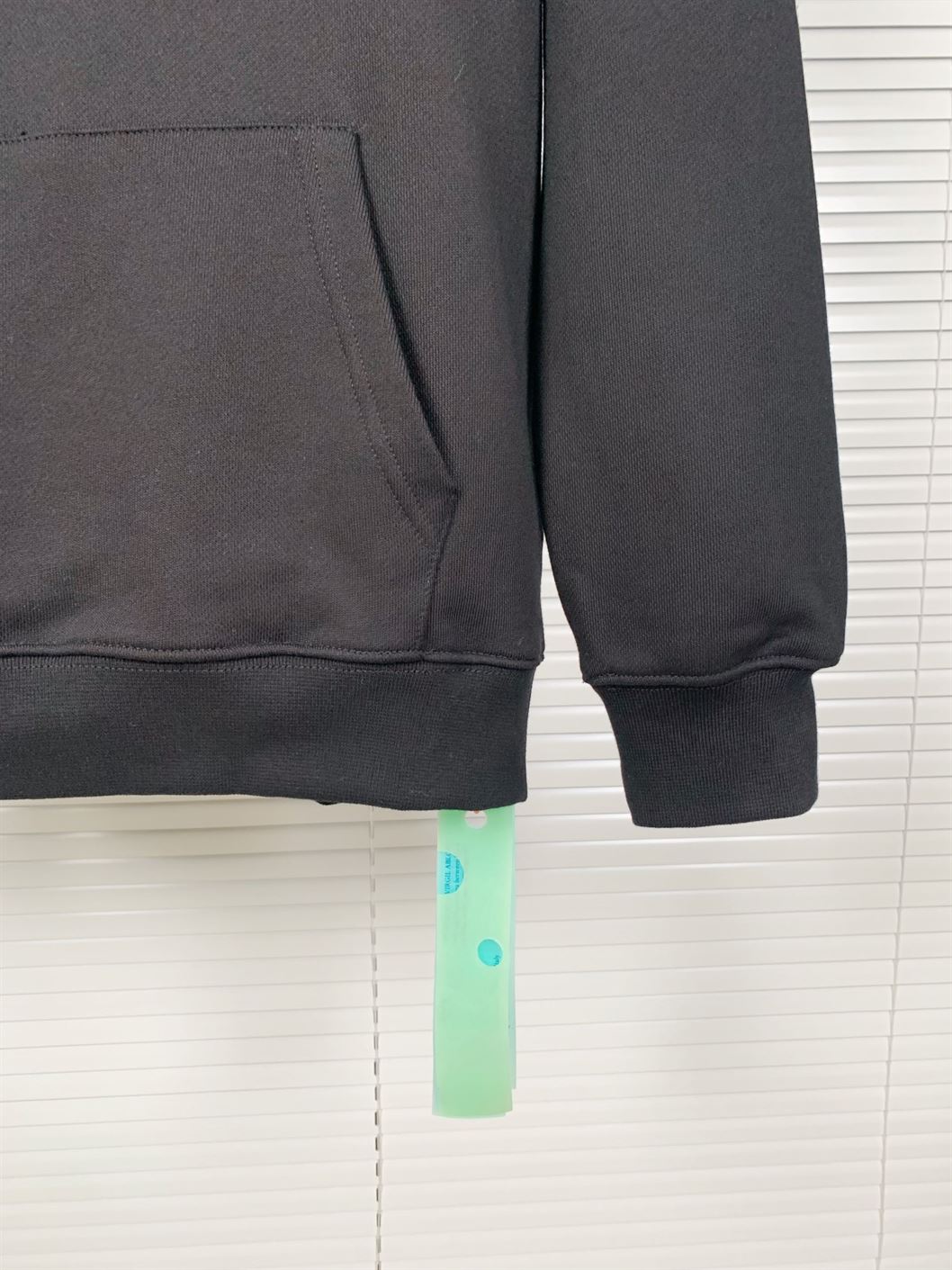 OFF-WHITE ARROW CARAVAGGIO MERCY SKATE HOODIE BLACK PURPLE – OS014