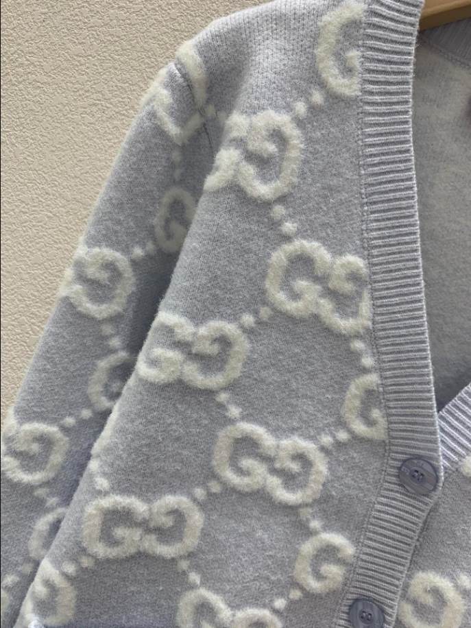 GUCCI Stitch Blue V-neck Knitwear – GCK057