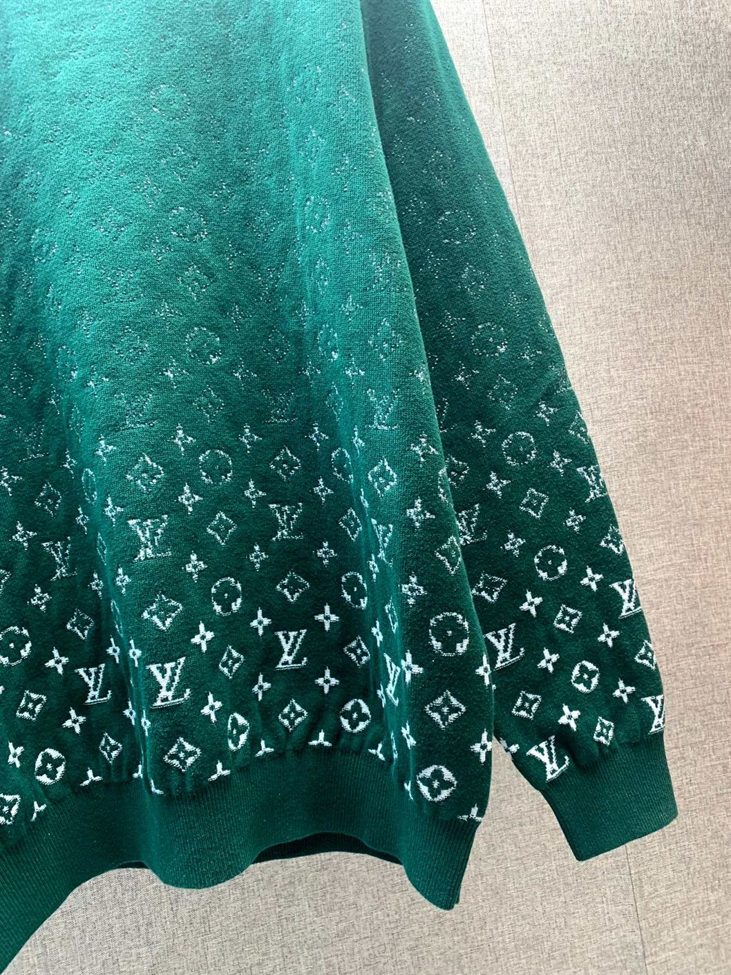 LOUIS VUITTON MONOGRAM GRADIENT COTTON CREWNECK – LVH051