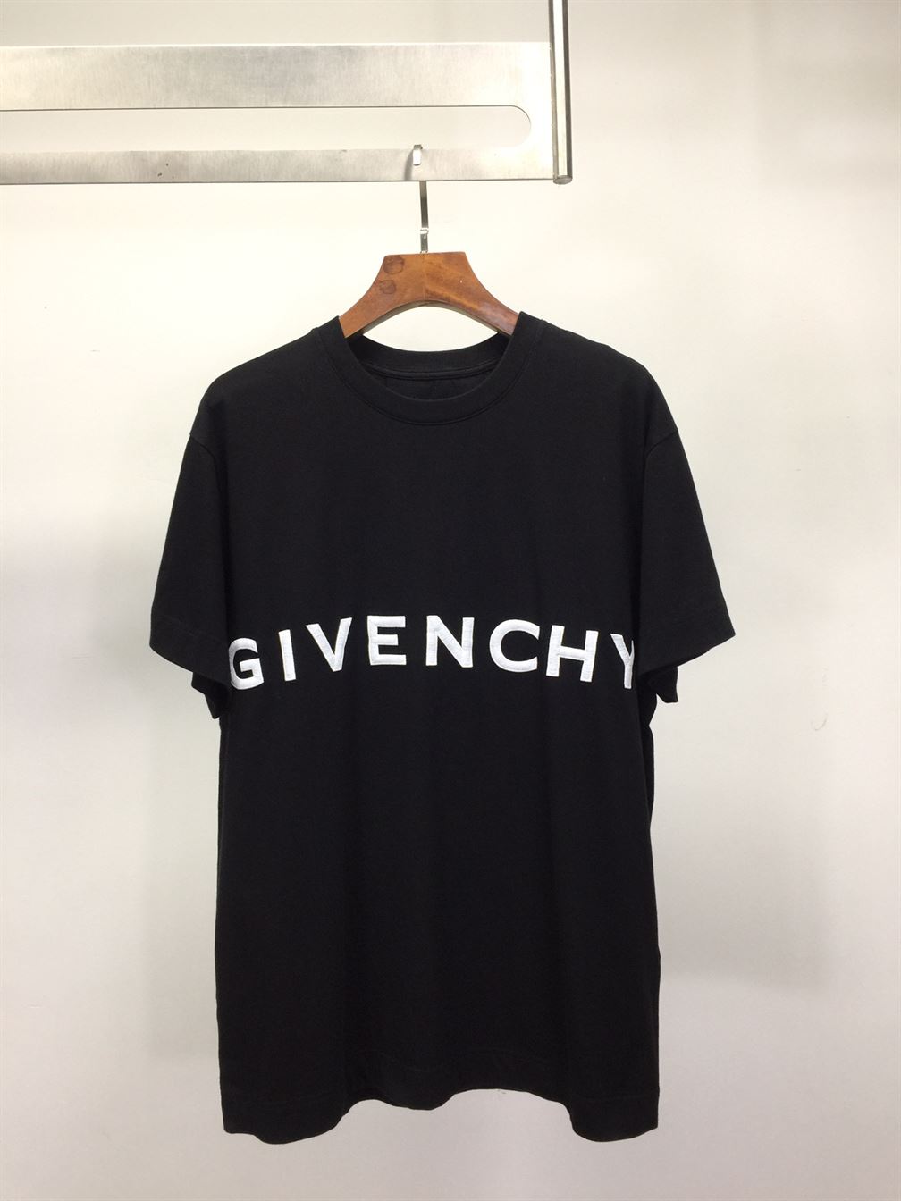 GIVENCHY 4G EMBROIDERED SLIM FIT T-SHIRT IN BLACK – GTS005