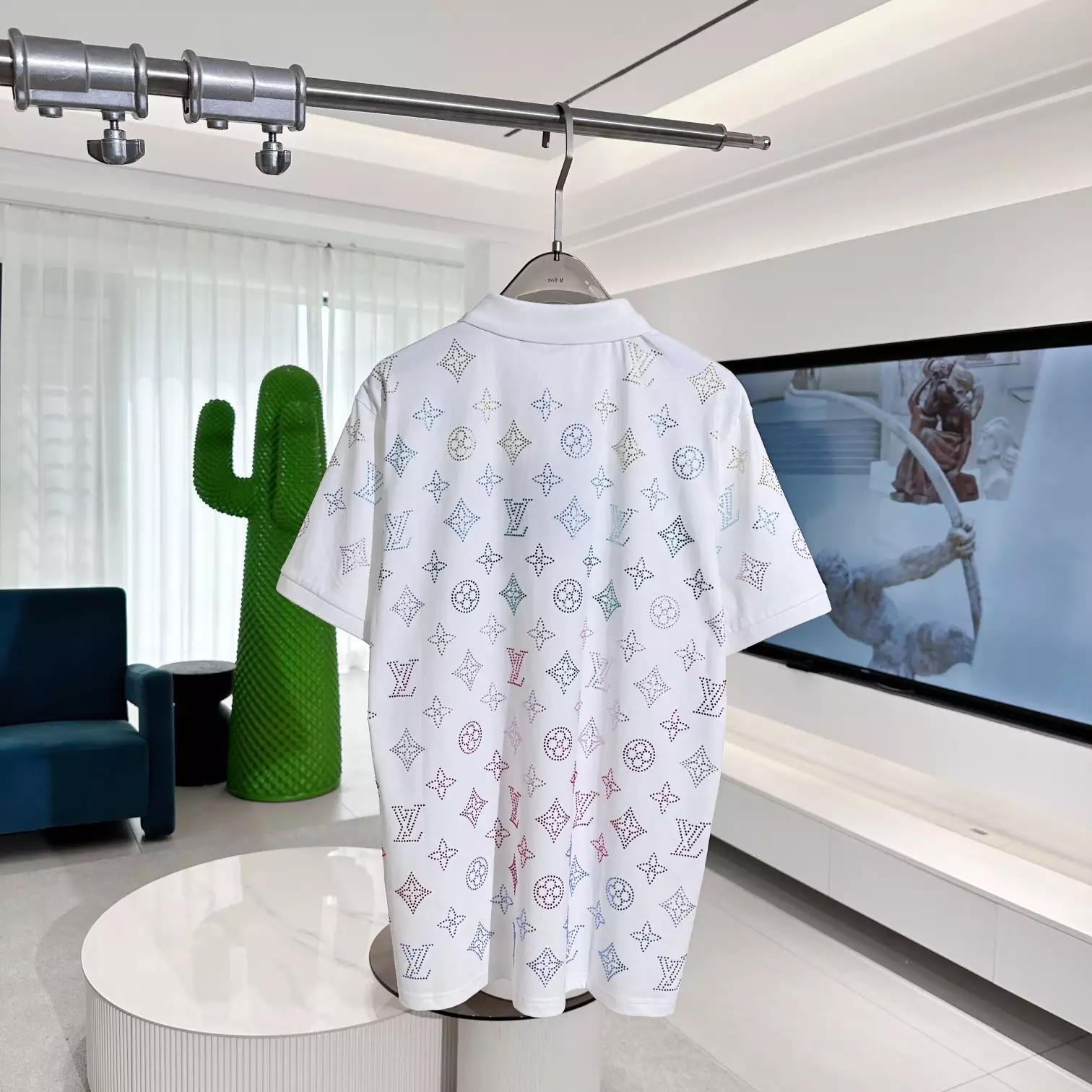 LOGO GRADIENT POLOSHIRT IN WHITE – LVTS142