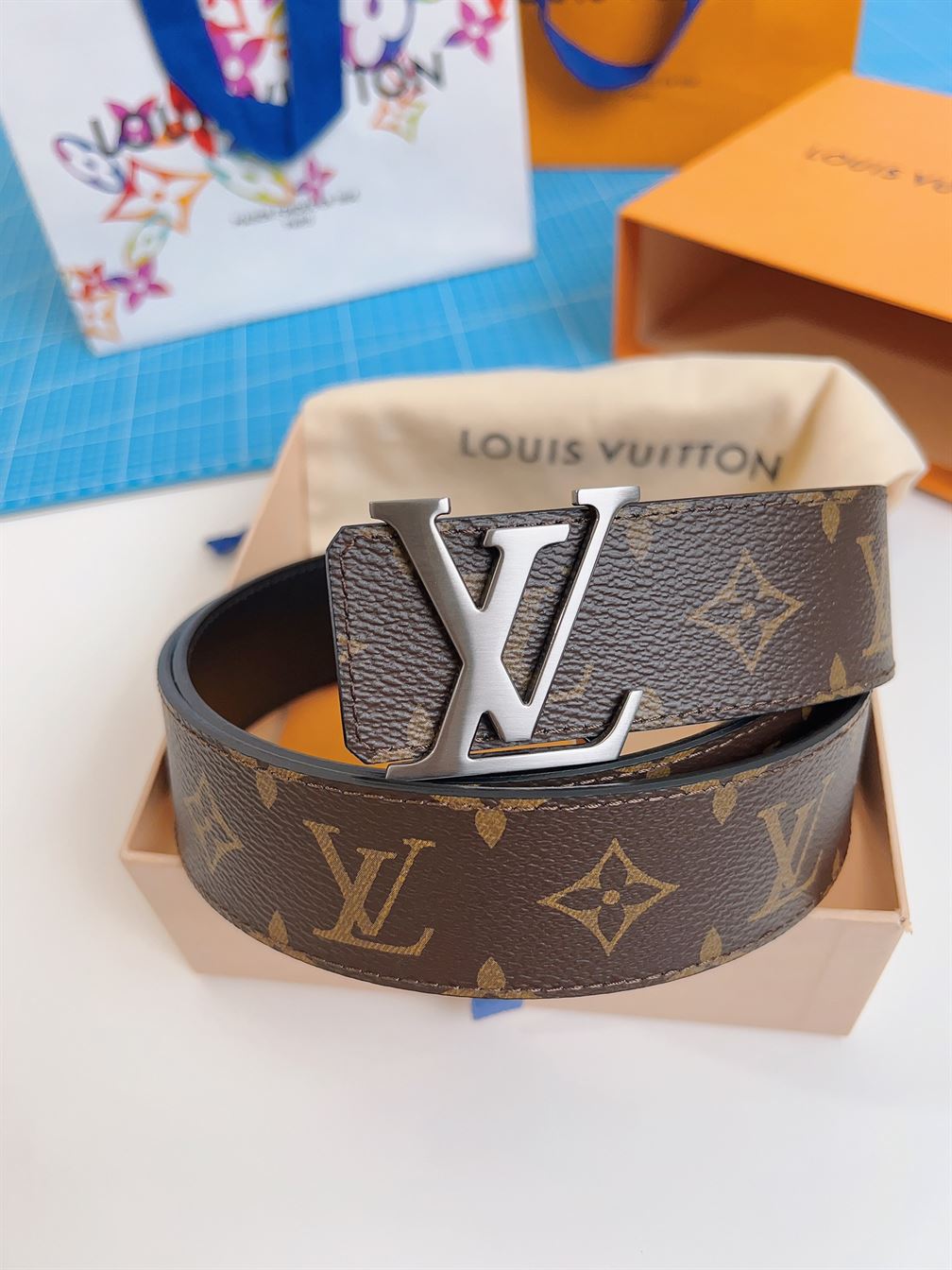 LOUIS VUITTON LV INITIALES 40MM REVERSIBLE BELT – LBE028