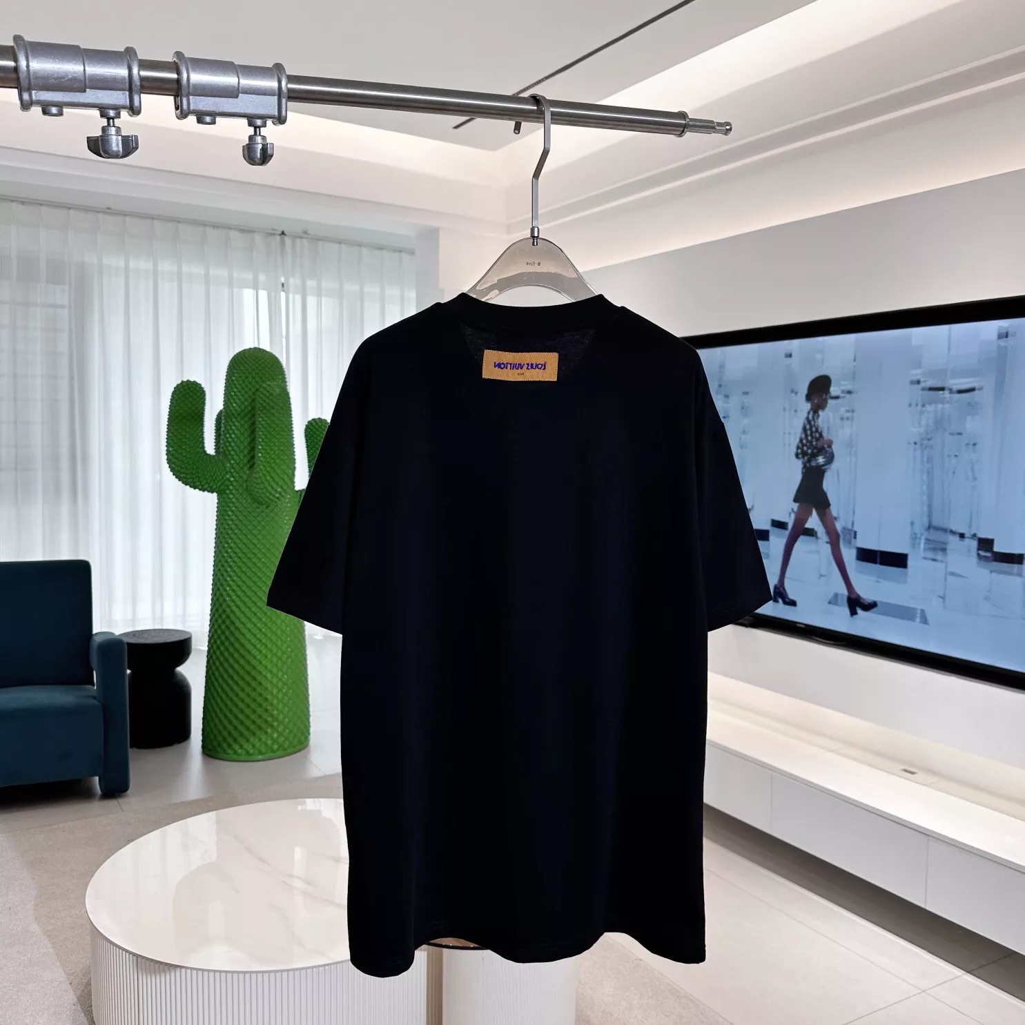 EMBROIDERED SIGNATURE COTTON T-SHIRT IN BLACK – LVTS121