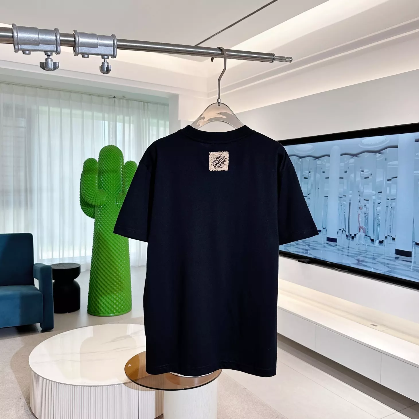 EMBROIDERED SIGNATURE T-SHIRT IN BLACK – LVTS101