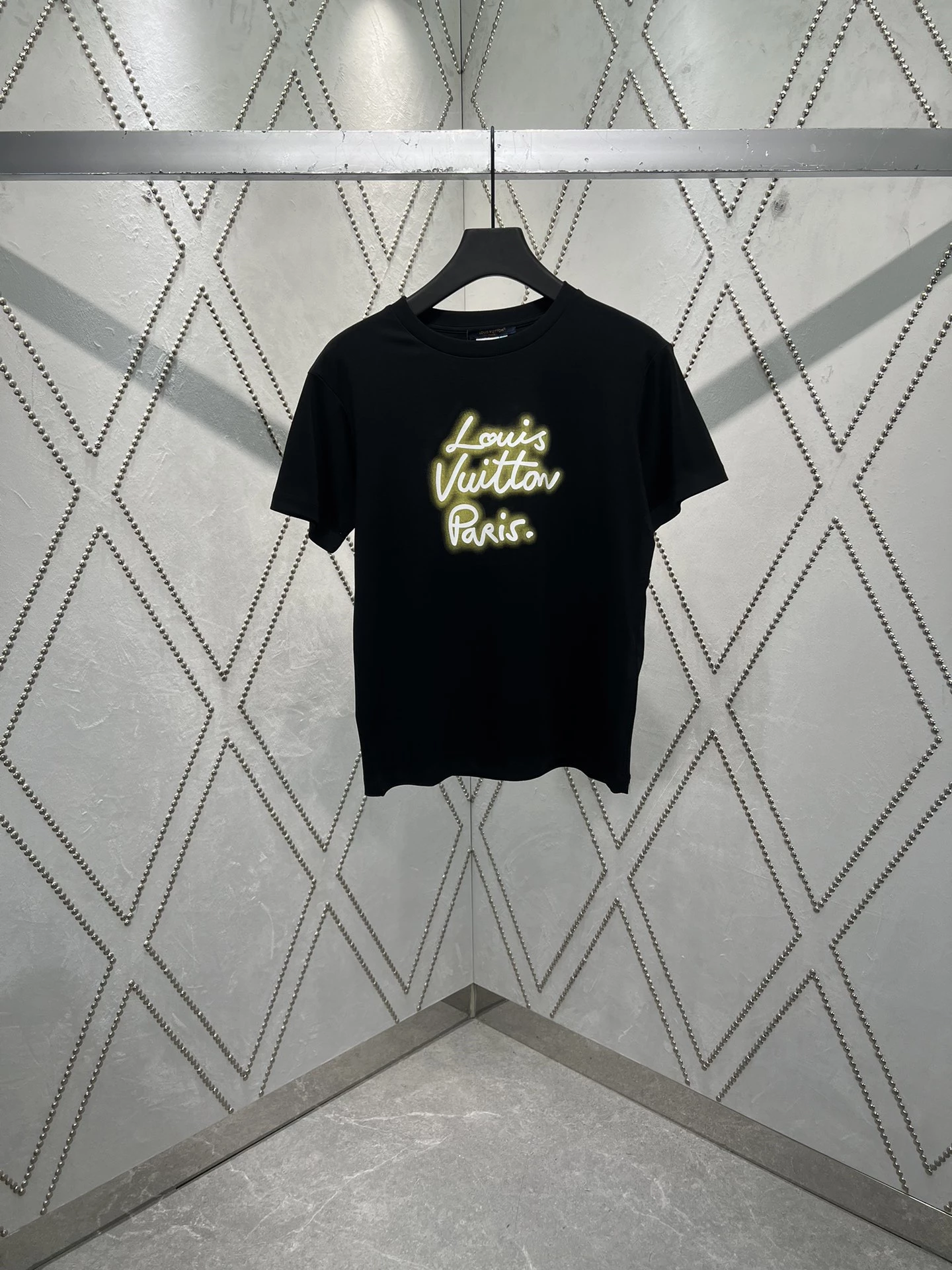 GLOW SIGNATURE T-SHIRT IN BLACK – LVC055