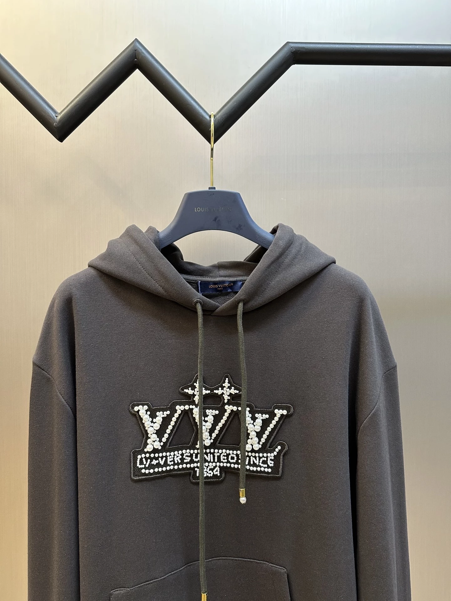 LOUIS VUITTON DAMIER PULLOVER WITH PEARL SIGNATURE – LVC052