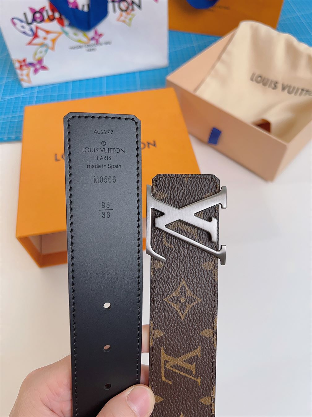 LOUIS VUITTON LV INITIALES 40MM REVERSIBLE BELT – LBE028