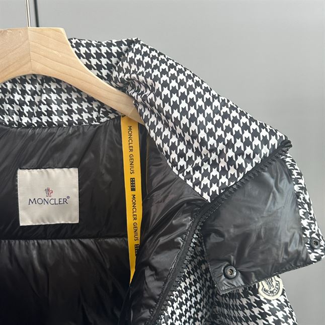 MONCLER SOCOTRINE SHORT DOWN JACKET – MC057