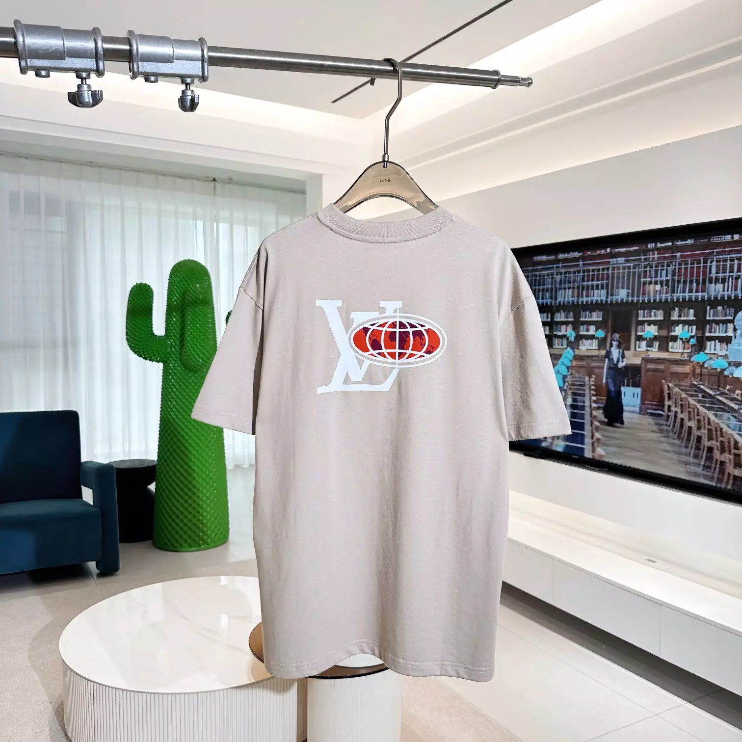 EMBELLISHED GRAPHIC COTTON T-SHIRT IN BROWN – LVTS135