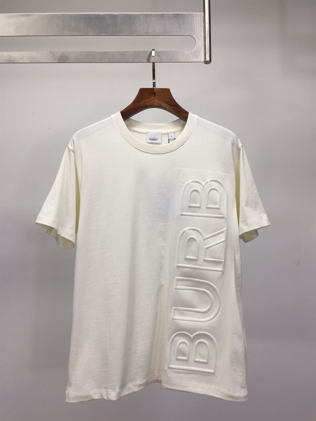 BURBERRY EMBOSSED LOGO COTTON OVERSIZED T-SHIRT – BRS024