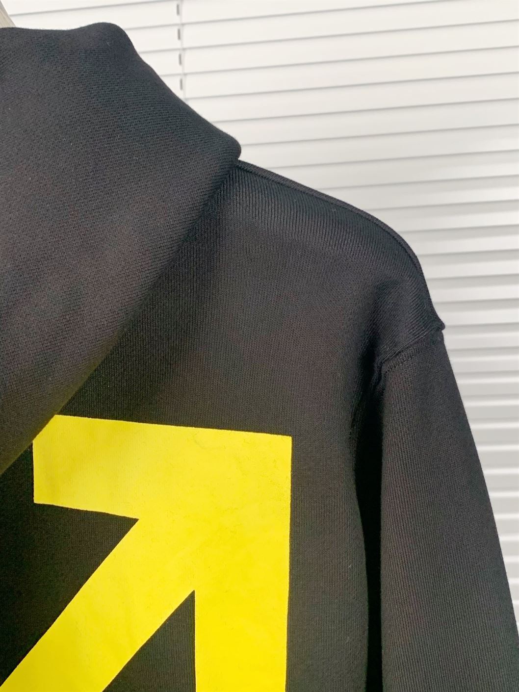 OFF-WHITE ARROW CARAVAGGIO MERCY SKATE HOODIE BLACK YELLOW MULTI – OS016