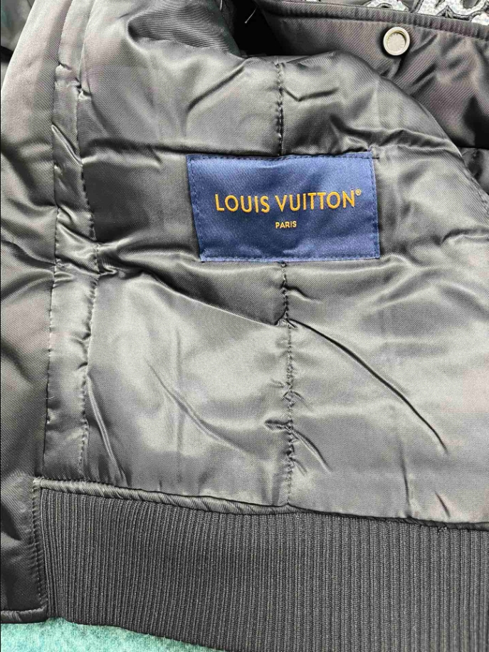 LOUIS VUITTON ‘LV LOVERS’ BLACK COAT – LVC042