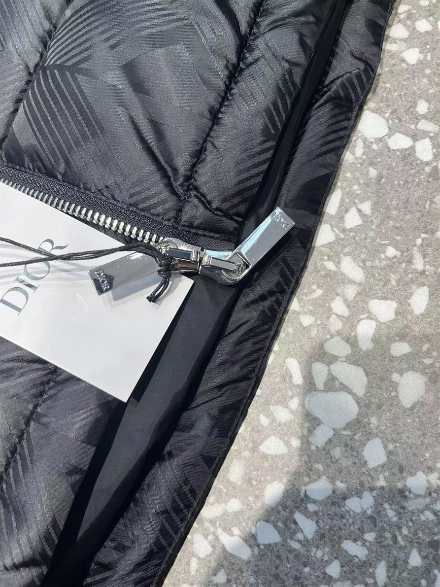 DIOR SLEEVELESS DOWN JACKET – DRC017