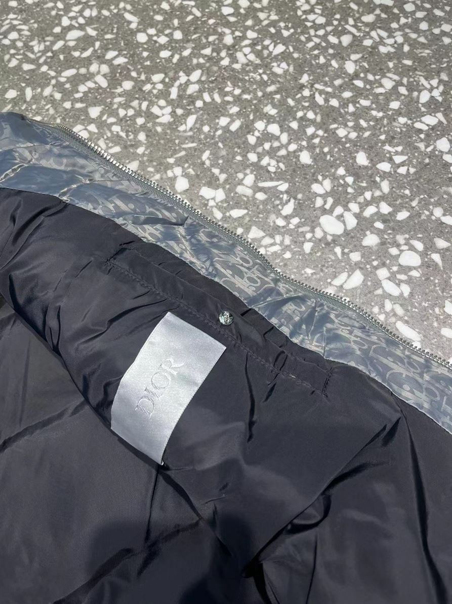 DIOR OBLIQUE SLEEVELESS DOWN JACKET – DRC016