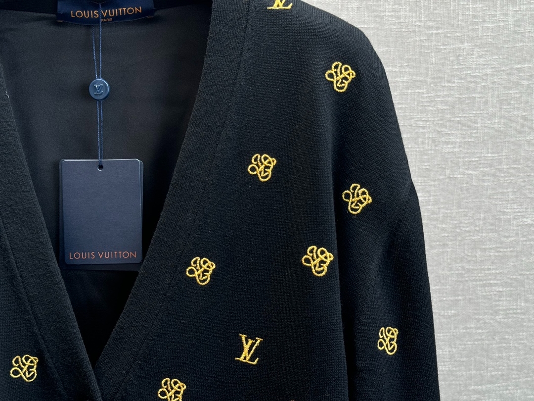 Louis Vuitton ‘LV’ Black Coat – LVC048