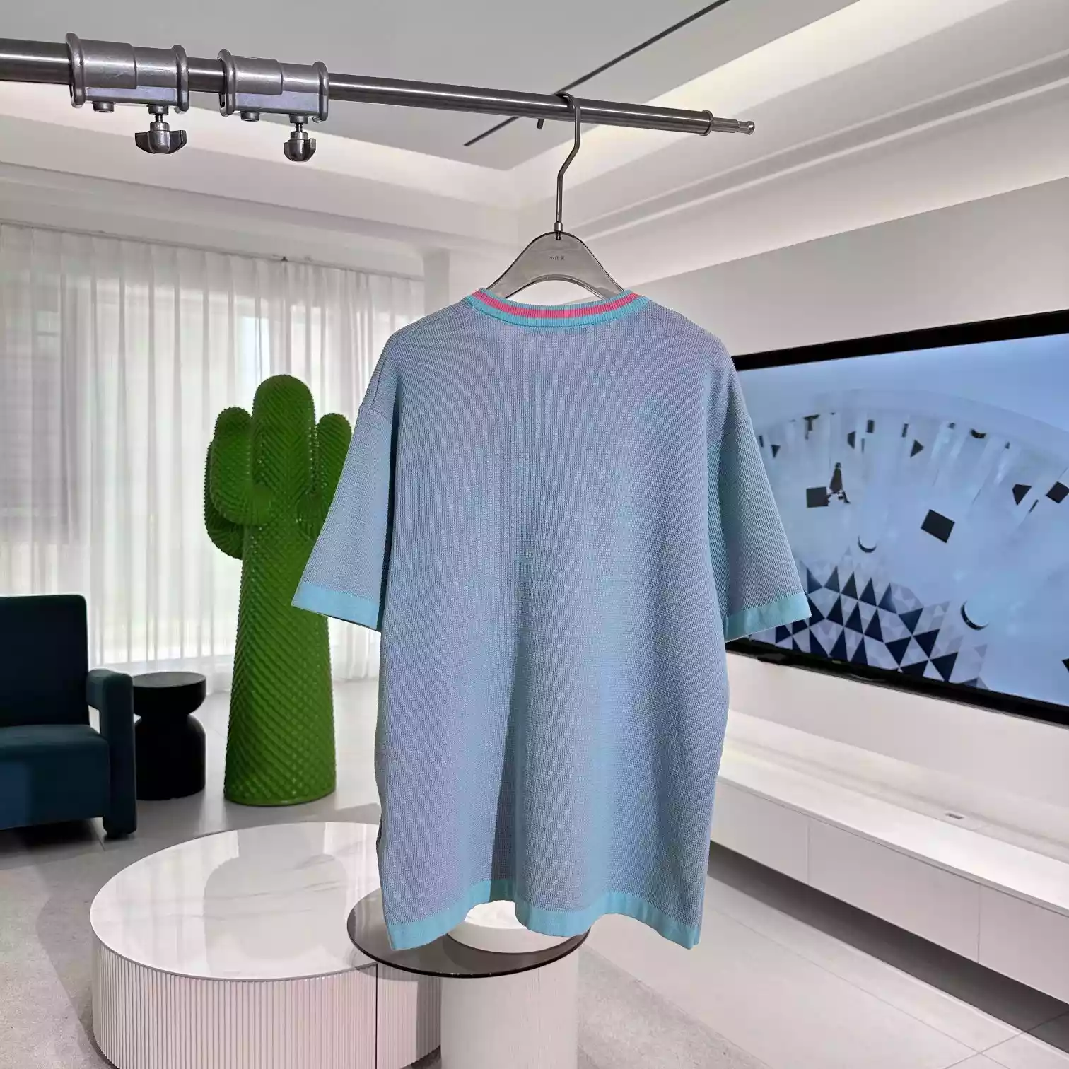 GRAPHIC SHORT-SLEEVED CREWNECK – LVTS097