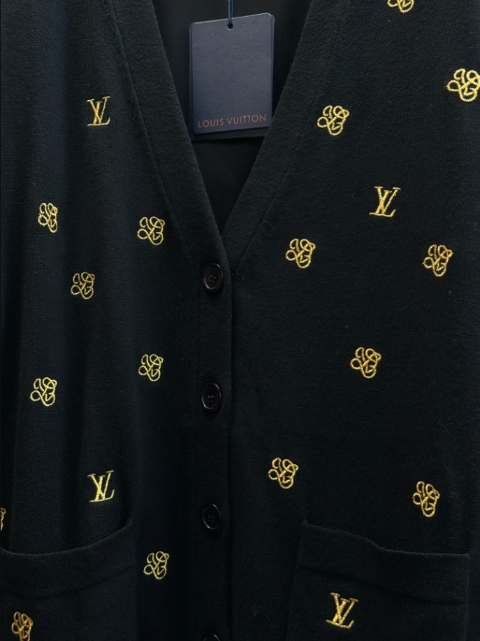 Louis Vuitton ‘LV’ Black Coat – LVC048