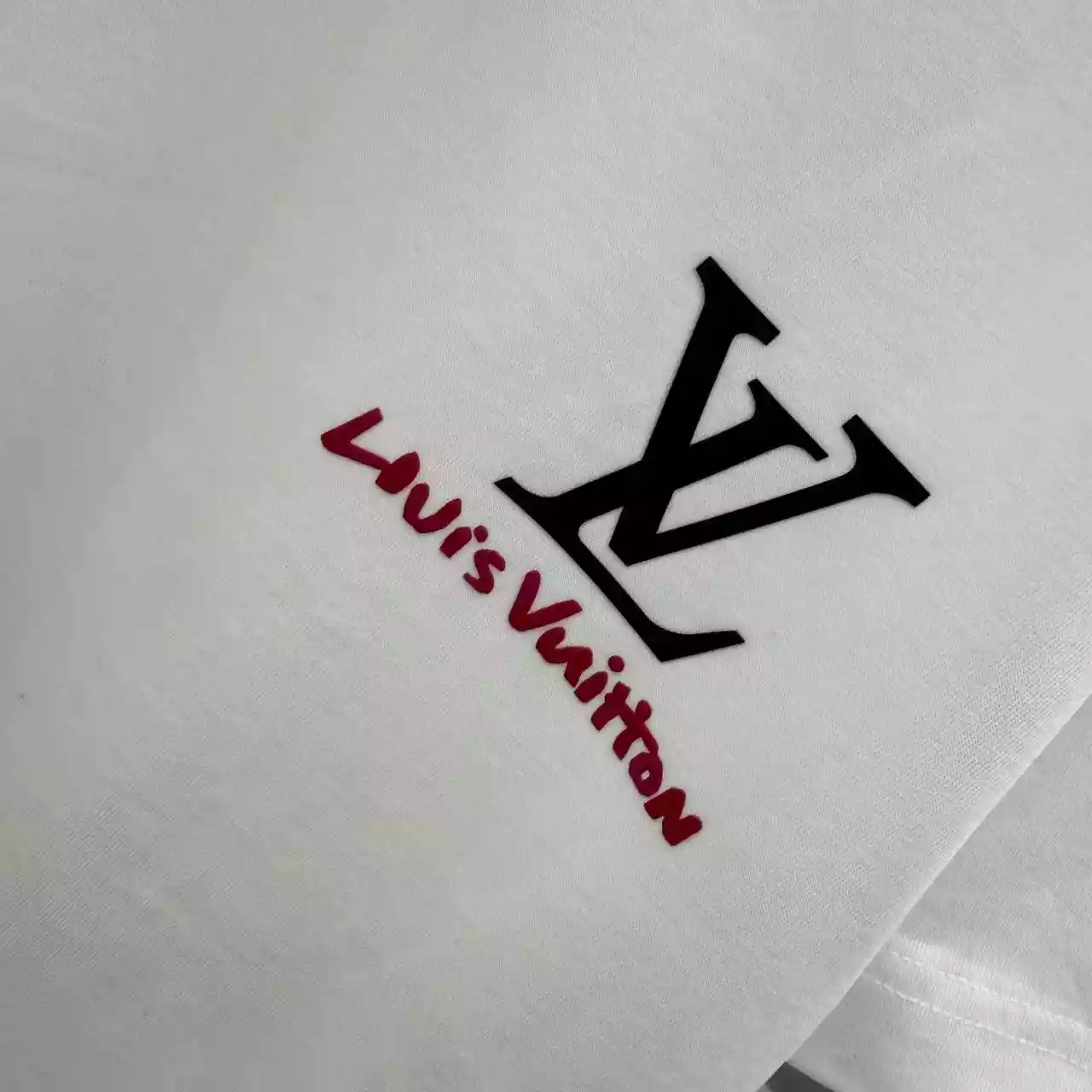 Louis Vuitton White Logo Print T-Shirt  – LVTS084