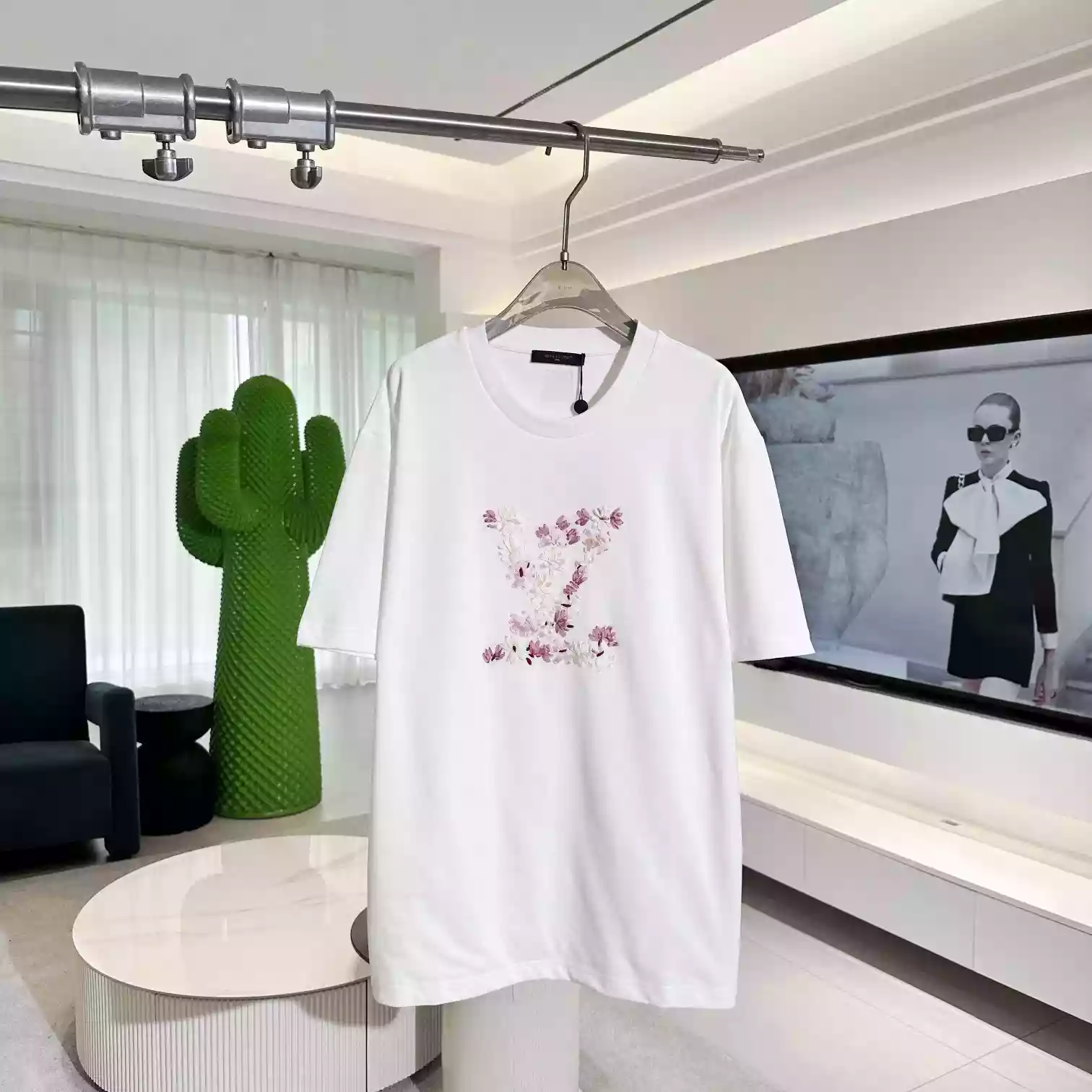 EMBROIDERED T-SHIRT IN WHITE – LVTS096