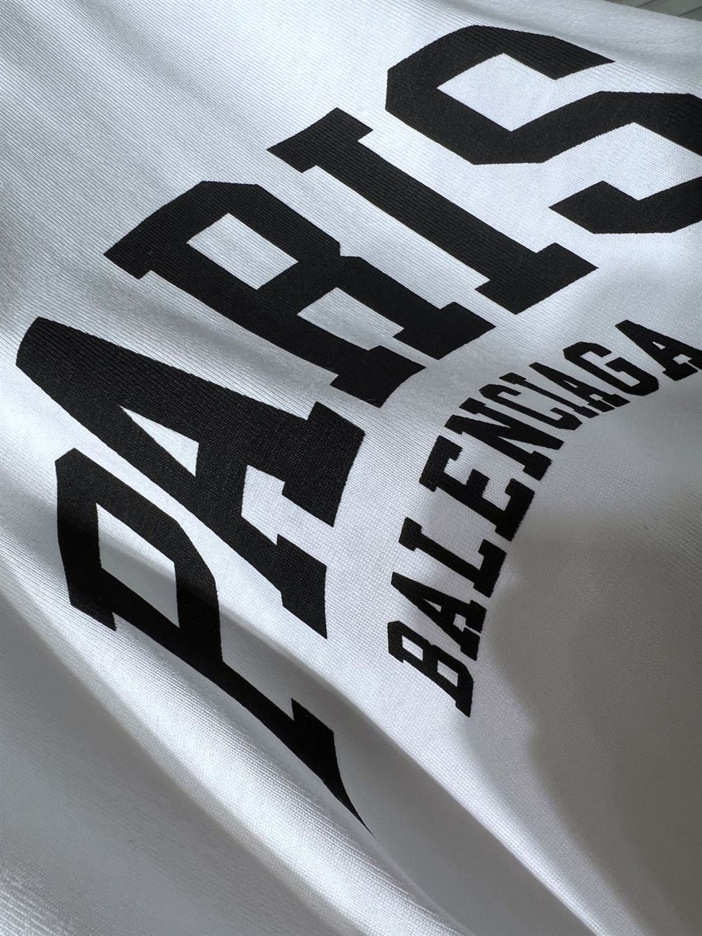 BALENCIAGA MEN’S CITIES PARIS T-SHIRT MEDIUM FIT IN WHITE – BAS008