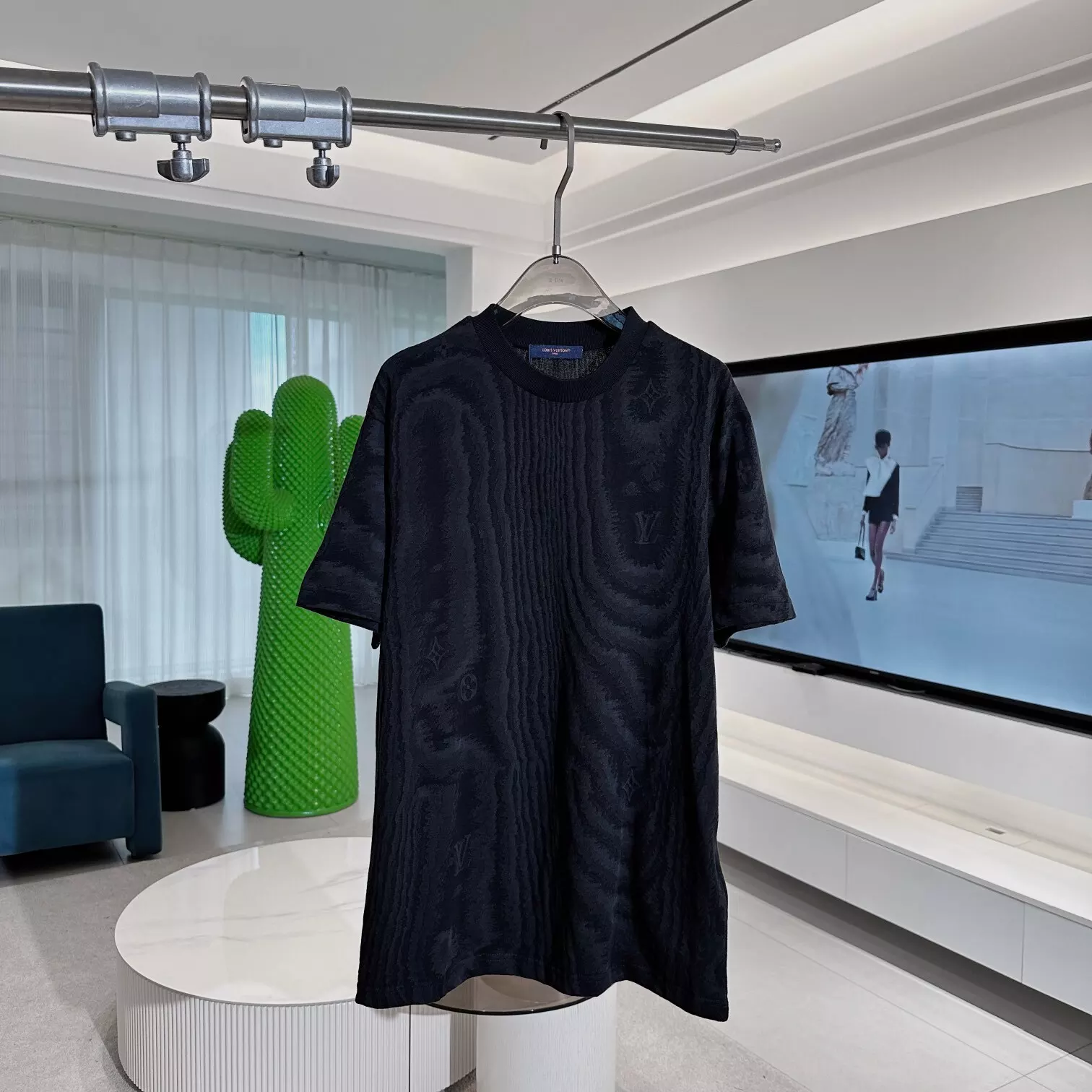 JERSEY JACQUARD T-SHIRT IN BLACK – LVTS100