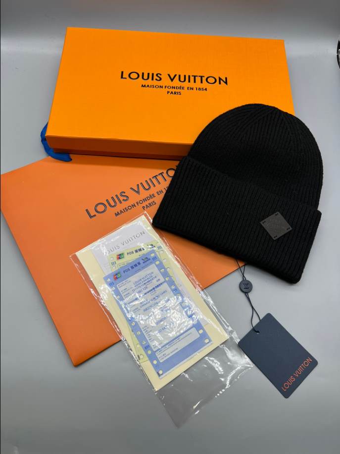 Louis Vuitton Wool Black Logo LV Hats – LVC010