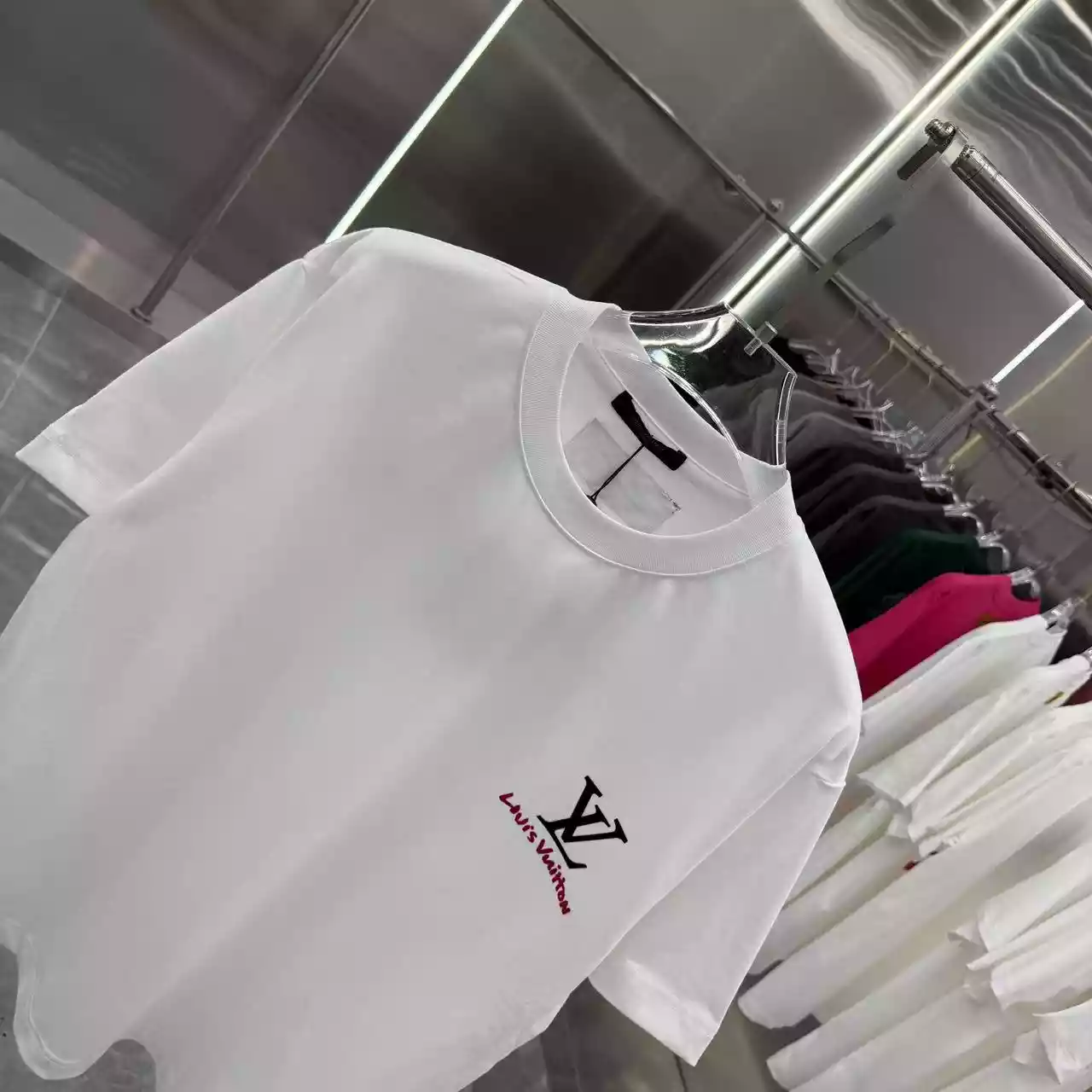 Louis Vuitton White Logo Print T-Shirt  – LVTS084