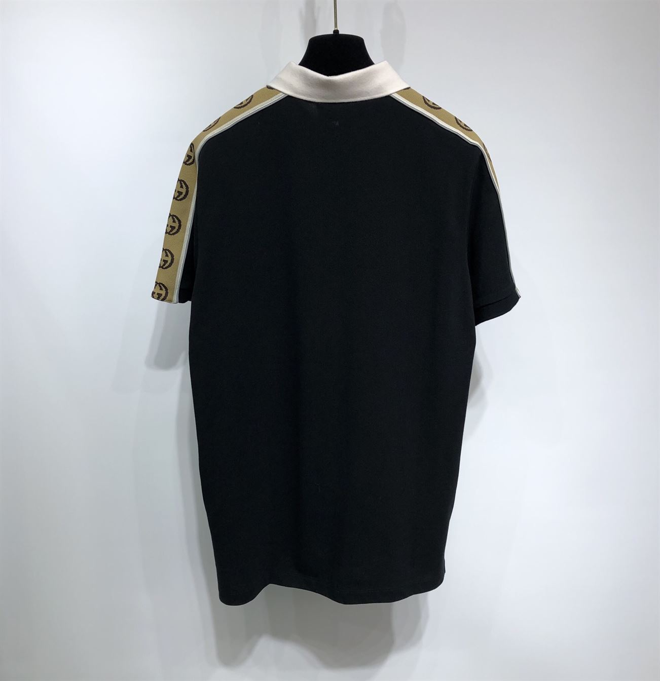 GUCCI POLO WITH INTERLOCKING G STRIPE – GGS015