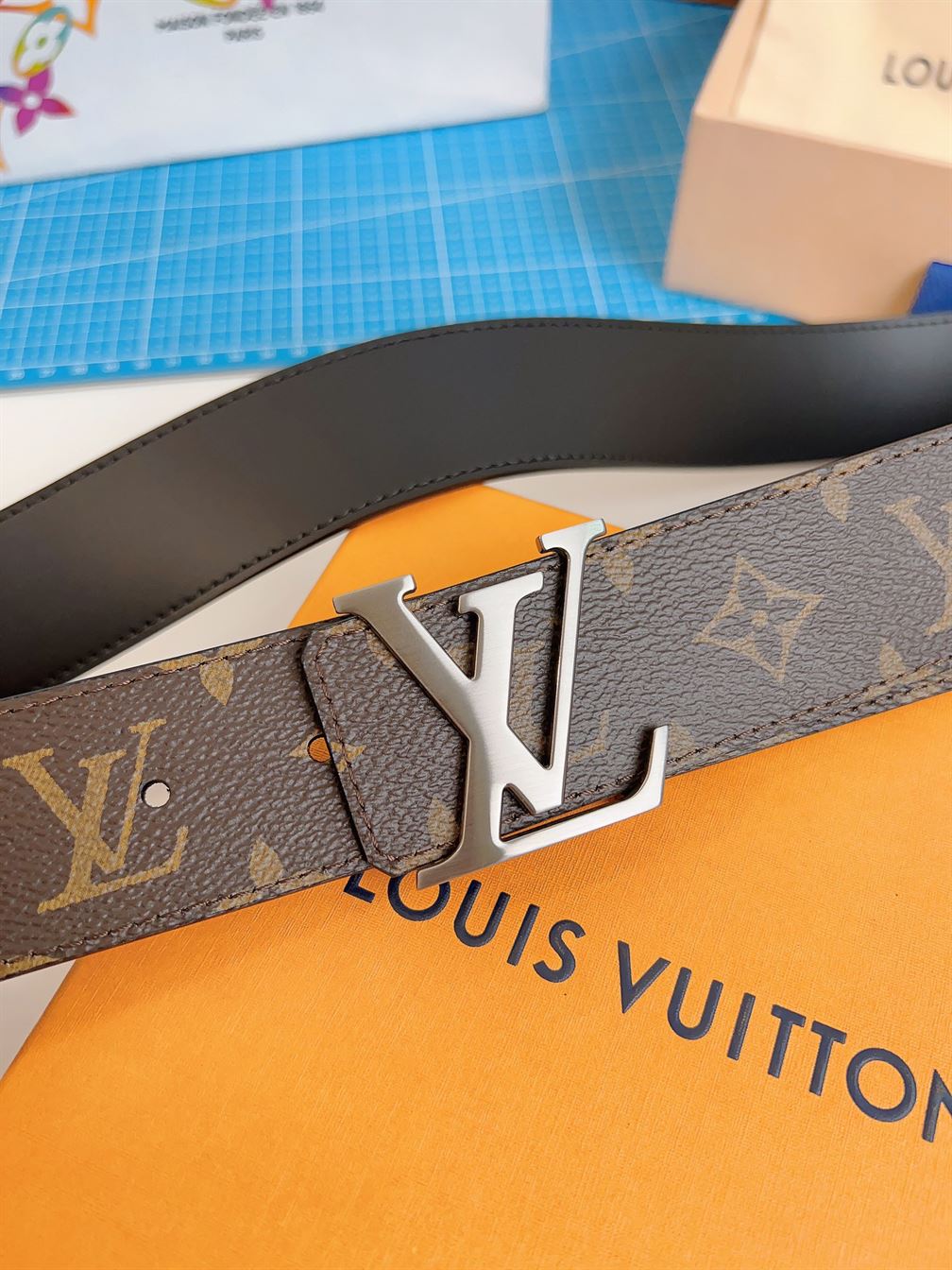 LOUIS VUITTON LV INITIALES 40MM REVERSIBLE BELT – LBE028
