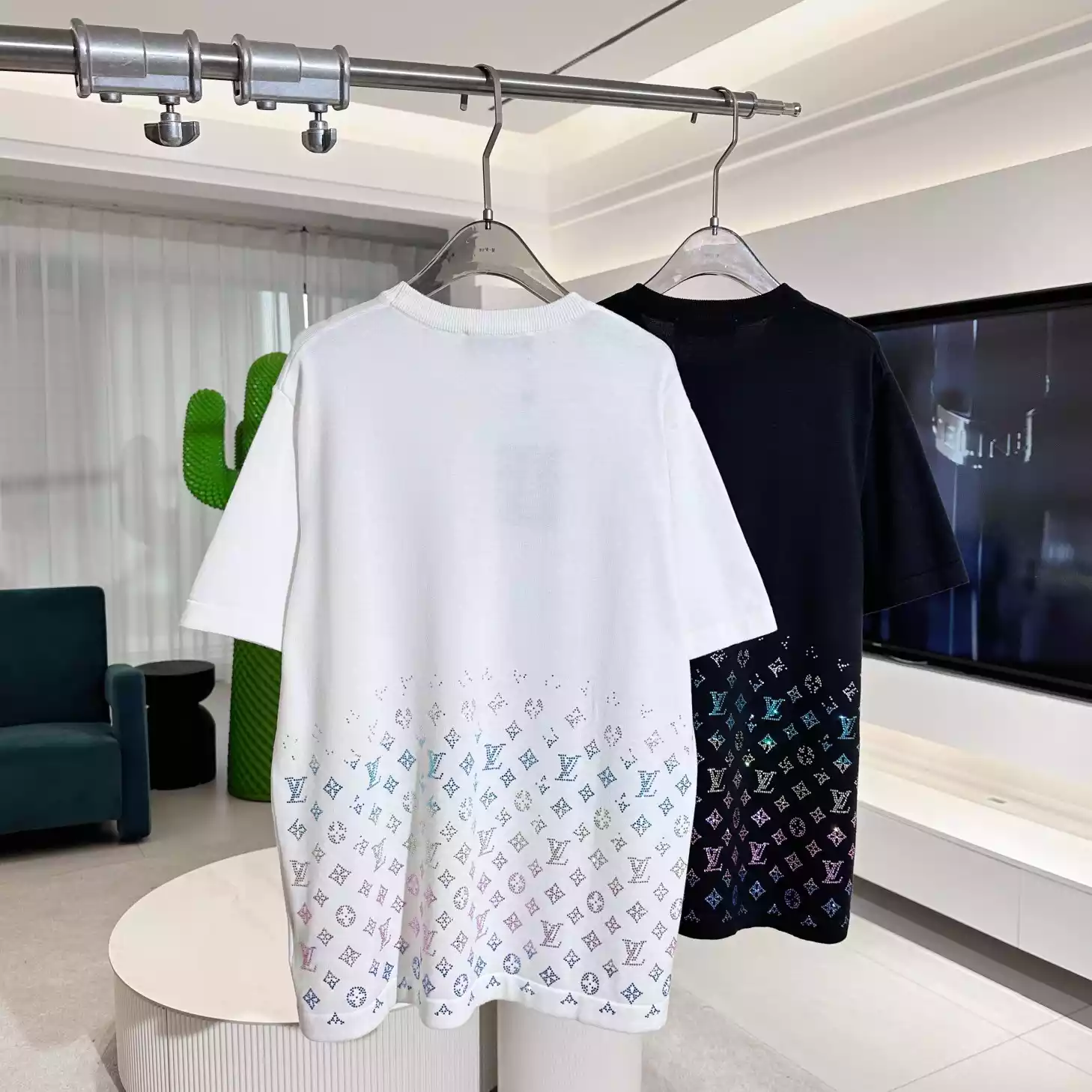 MONOGRAM GRADIENT EMBELLISHED SHORT-SLEEVED CREWNECK IN MILKY WHITE – LVTS118