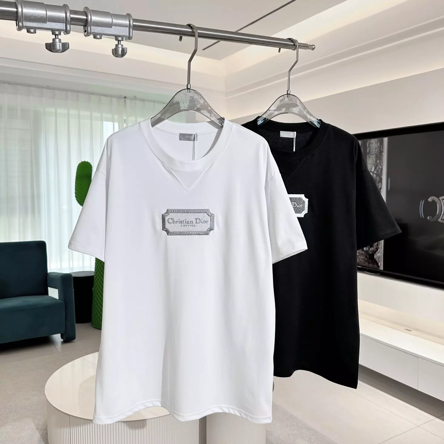 DI0R EMBROIDERED LOGO TSHIRT IN WHITE – DOT052