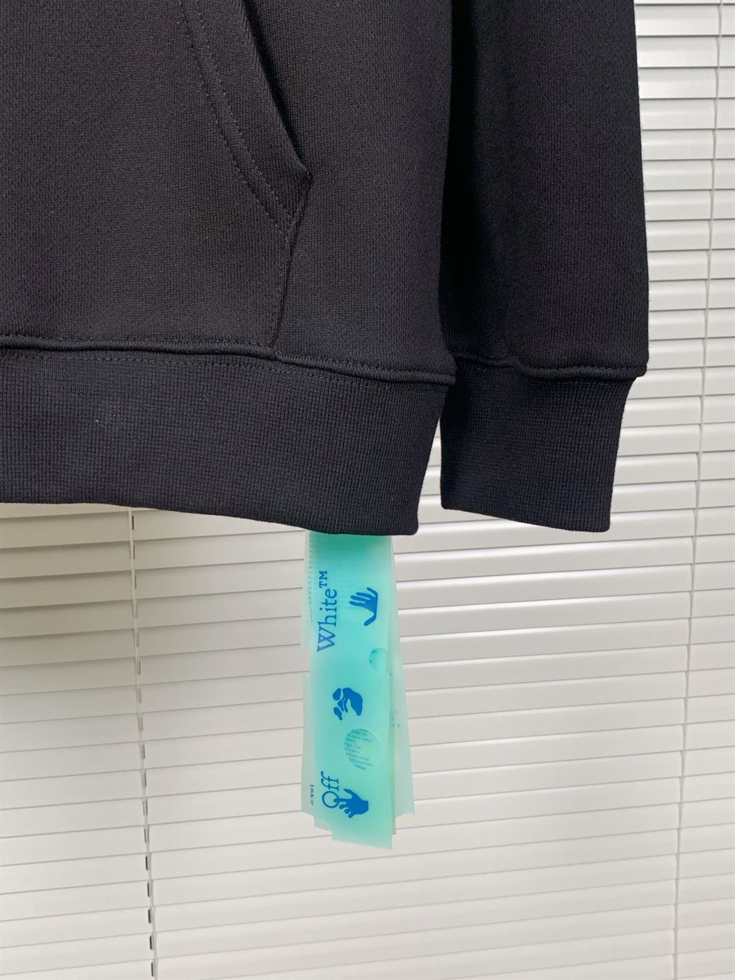 OFF-WHITE ARROW CARAVAGGIO MERCY SKATE HOODIE BLACK YELLOW MULTI – OS016