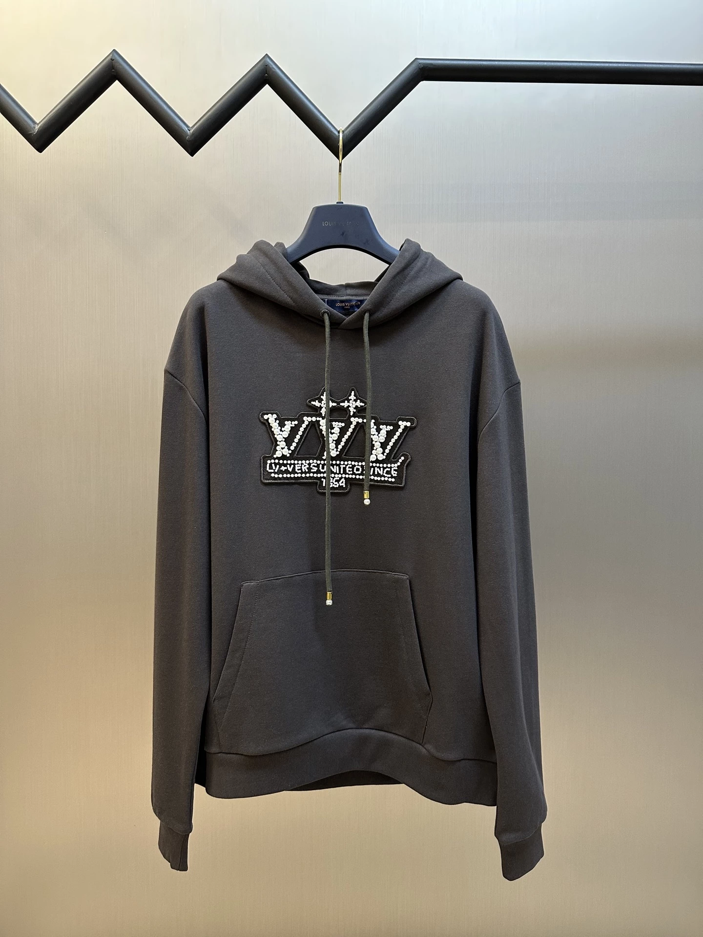 LOUIS VUITTON DAMIER PULLOVER WITH PEARL SIGNATURE – LVC052