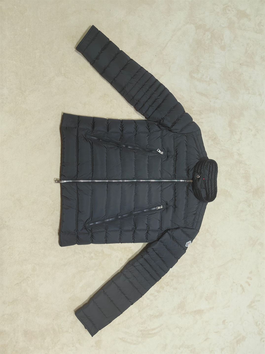 MONCLER AMIOT SHORT DOWN JACKET BLACK – MC091