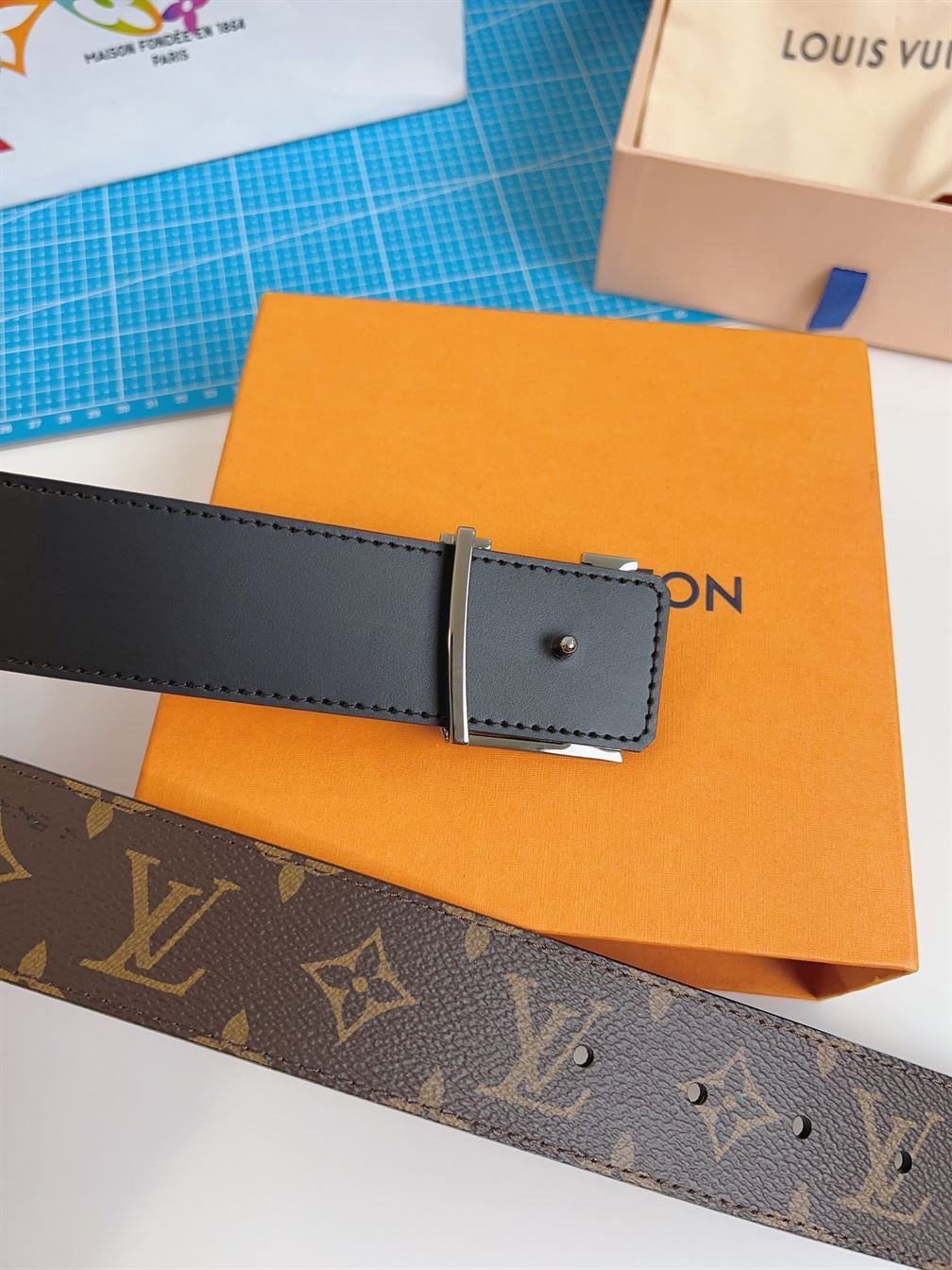 LOUIS VUITTON LV INITIALES 40MM REVERSIBLE BELT – LBE028