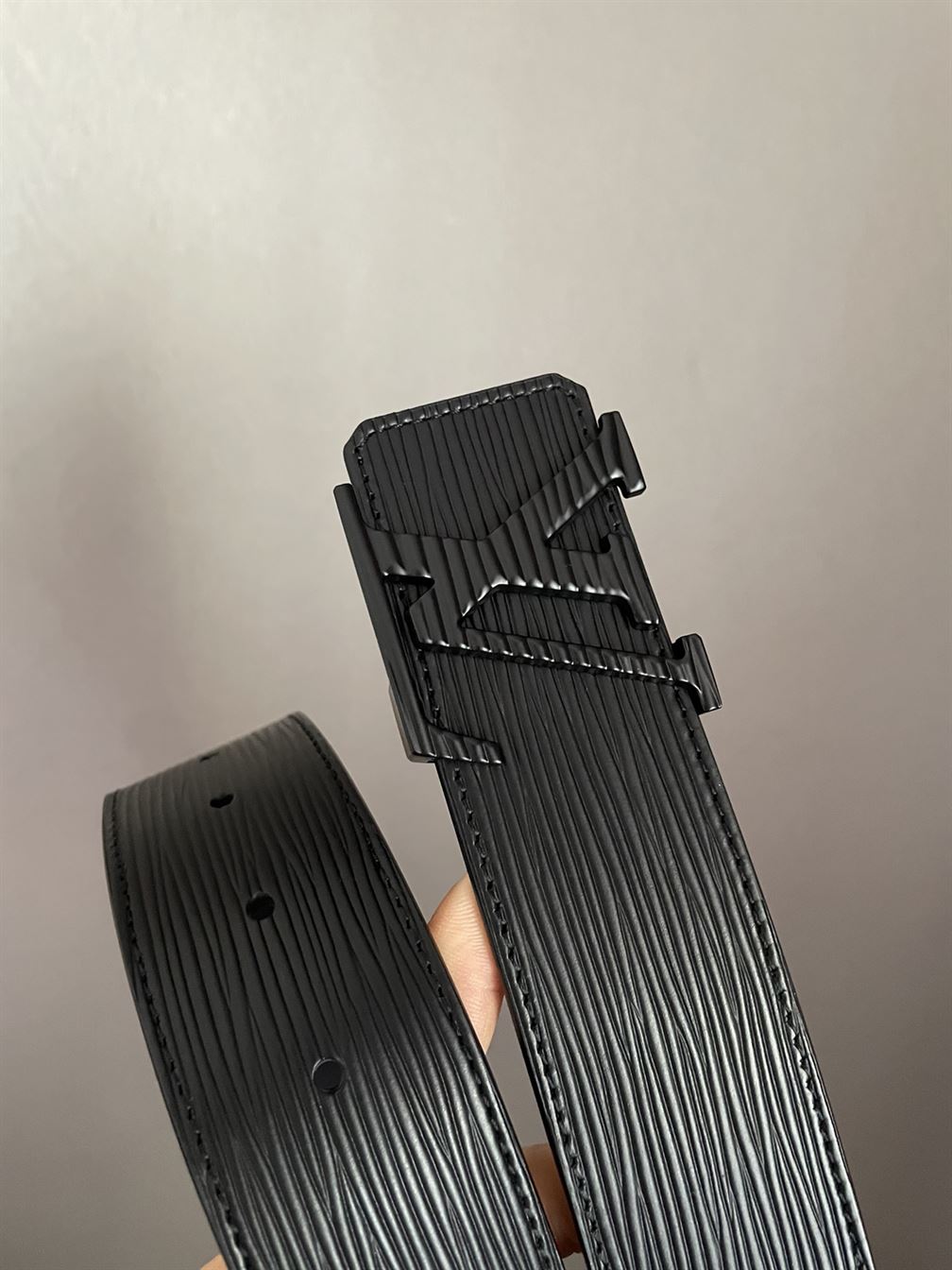 LV INITIALES 40MM – LBE009