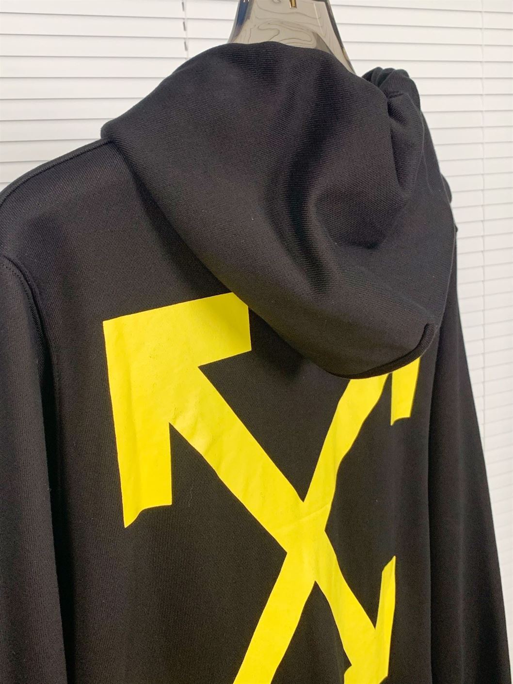 OFF-WHITE ARROW CARAVAGGIO MERCY SKATE HOODIE BLACK YELLOW MULTI – OS016
