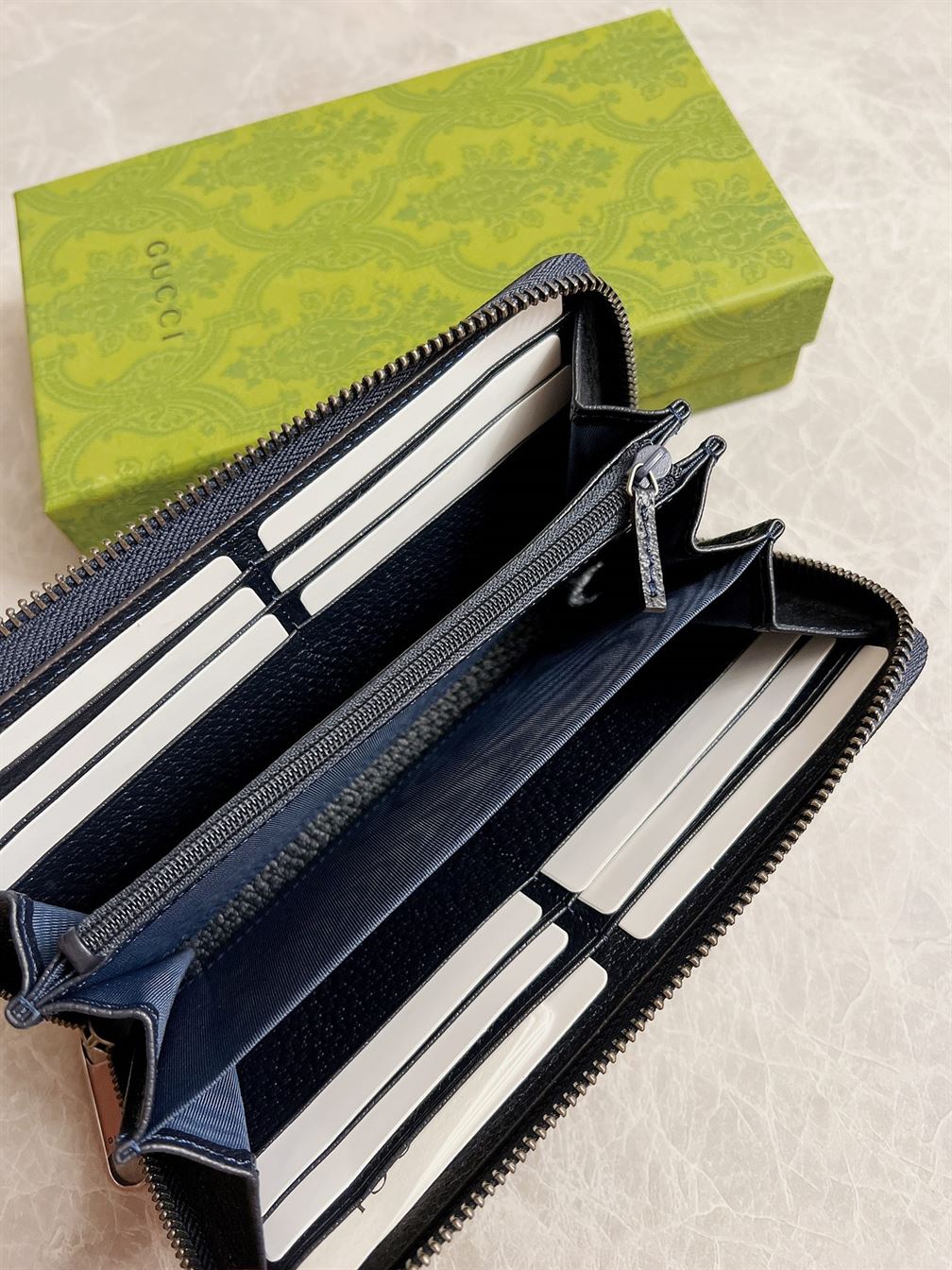 GUCCI ZIP AROUND WALLET WITH INTERLOCKING G – WLG011