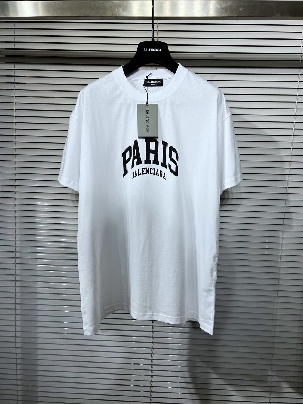 BALENCIAGA MEN’S CITIES PARIS T-SHIRT MEDIUM FIT IN WHITE – BAS008