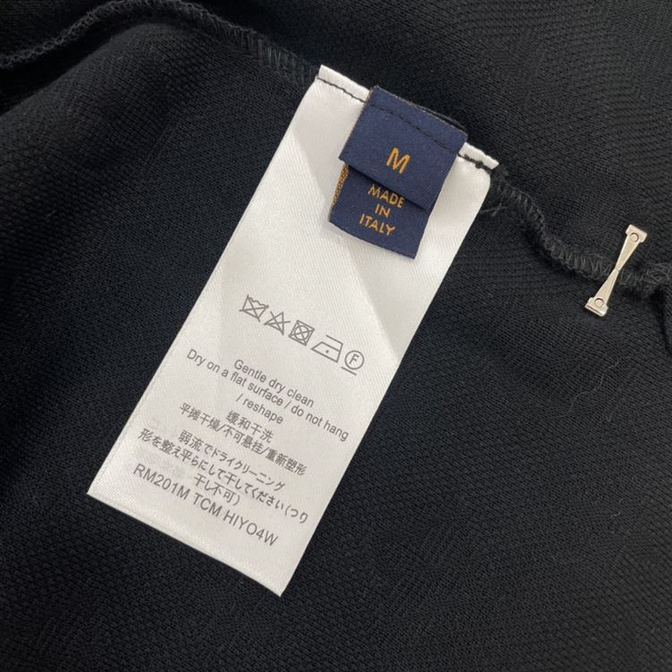 LOUIS VUITTON SIGNATURE 3D POCKET MONOGRAM T-SHIRT – LVTS048