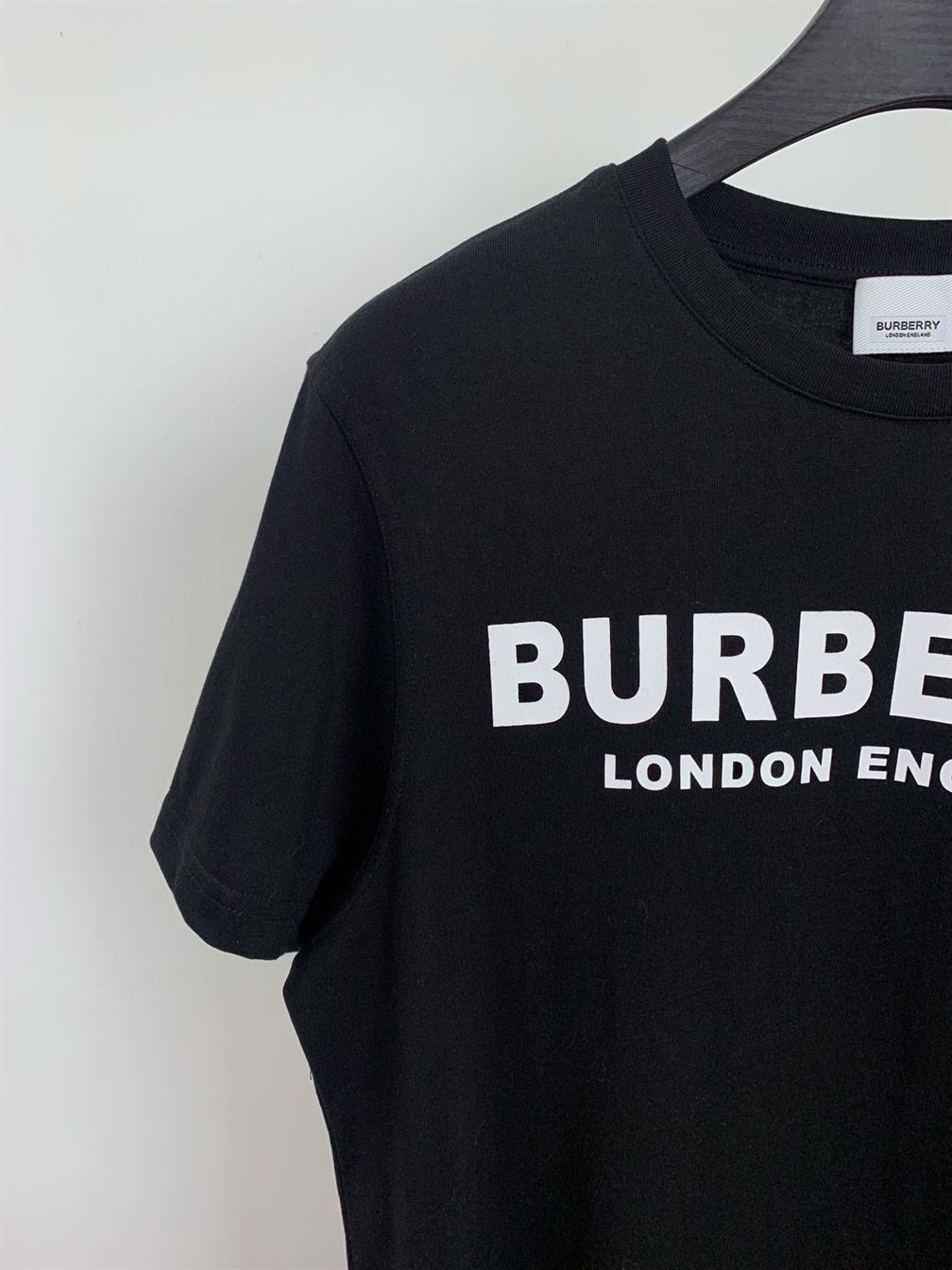 BURBERRY LOGO PRINT COTTON T-SHIRT IN BLACK – BRS008