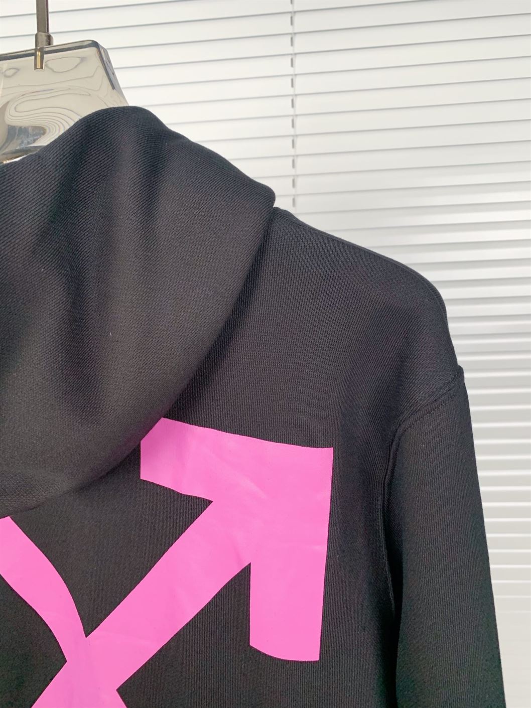 OFF-WHITE ARROW CARAVAGGIO MERCY SKATE HOODIE BLACK PURPLE – OS014