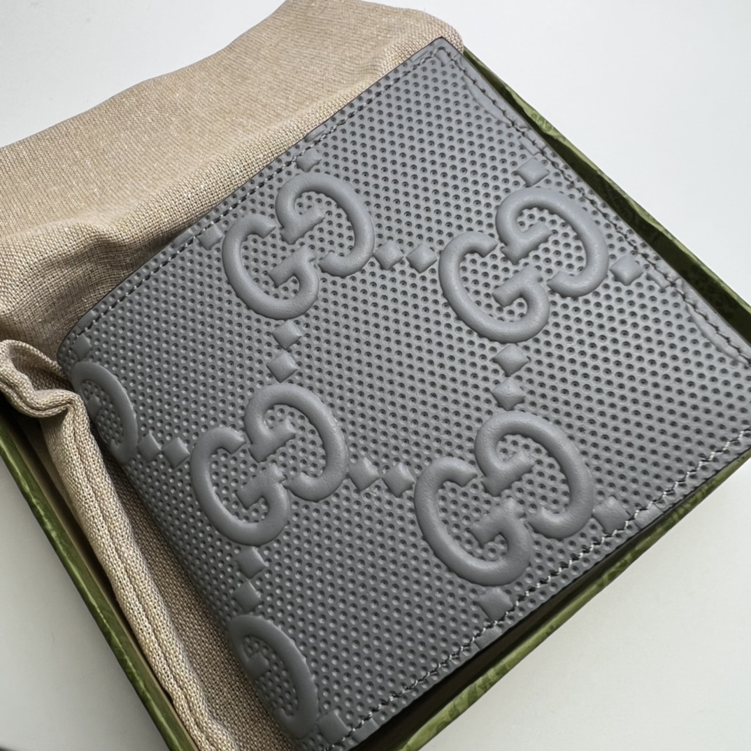 GUCCI MEN’S CURRENT GRAY GG EMBOSSED LEATHER BIFOLD WALLET- WLG035