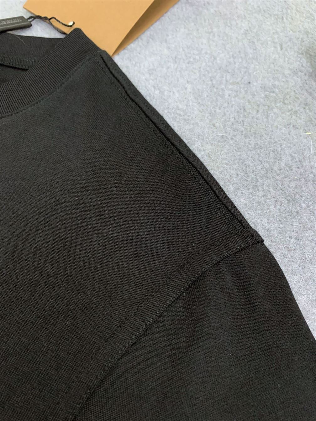 BURBERRY LOGO PRINT COTTON T-SHIRT IN BLACK – BRS008