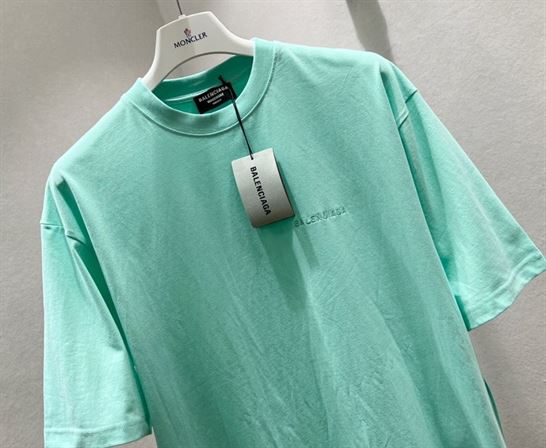 BALENCIAGA MEN’S LOGO T-SHIRT MEDIUM FIT IN GREEN – BAS004