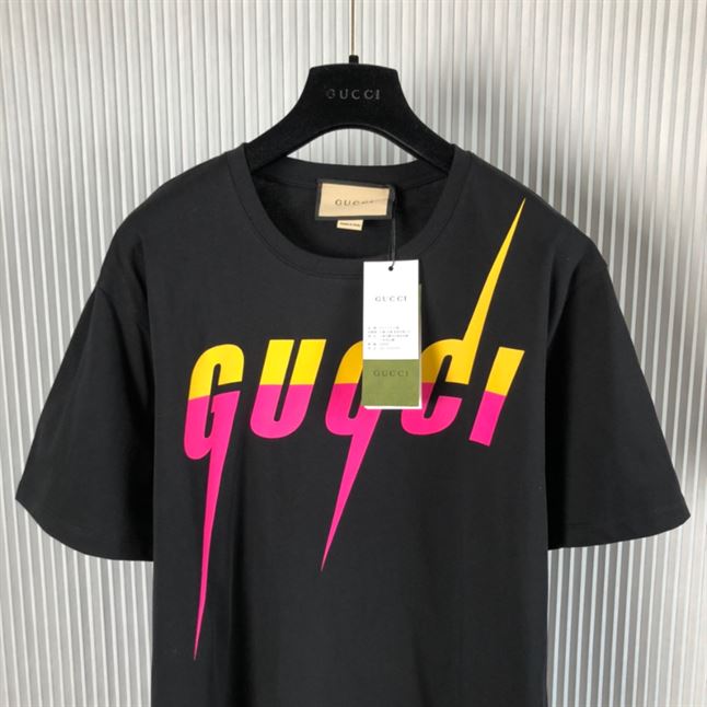 GUCCI COTTON T-SHIRT WITH GUCCI BLADE PRINT – GGS060