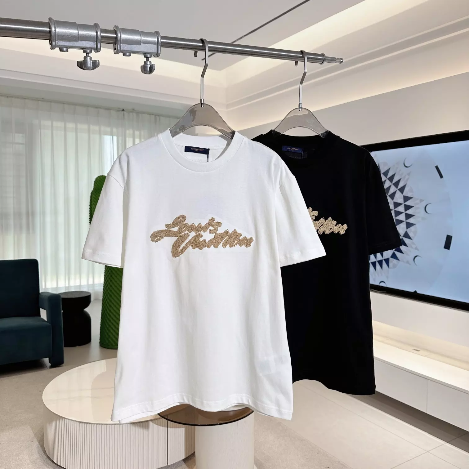 EMBROIDERED SIGNATURE T-SHIRT IN WHITE – LVTS102