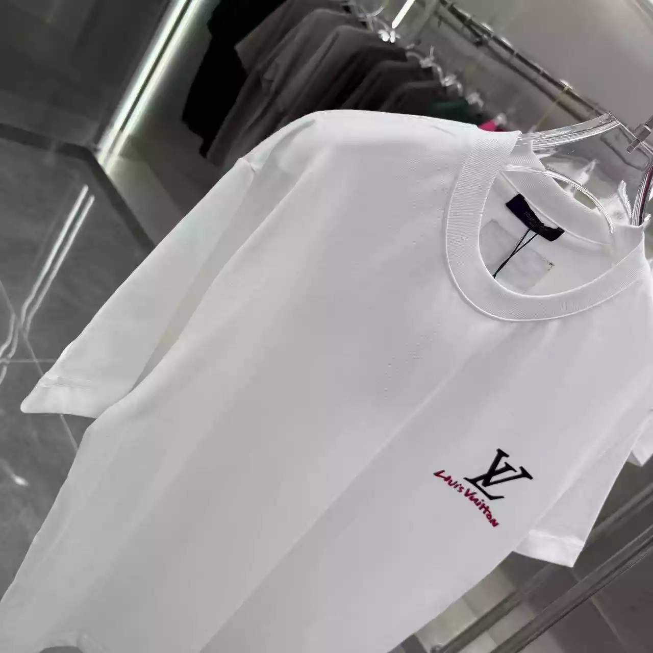 Louis Vuitton White Logo Print T-Shirt  – LVTS084