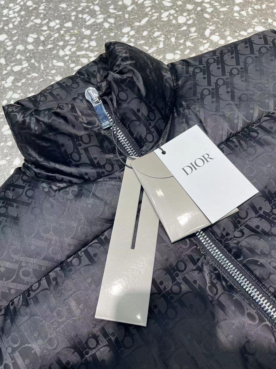 DIOR OBLIQUE SLEEVELESS DOWN JACKET – DRC012